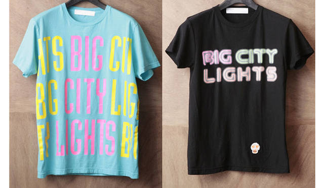 左・「ALLOVER PRINT TEE」8190円、右・「SIGNBOARD TEE」8190円