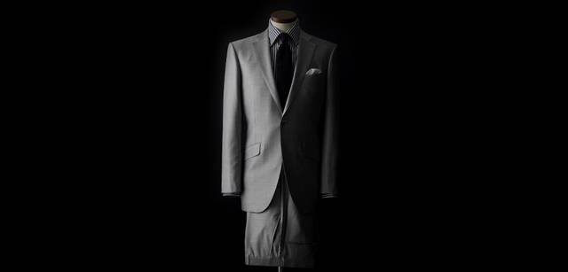 Globe-Trotter suitcase colours and other samples to choose from for your personalized order. 21 inches trolley case, ¥245,700. 16 inches slim attache case, ¥124,950. Optional name plate, ¥21,000.