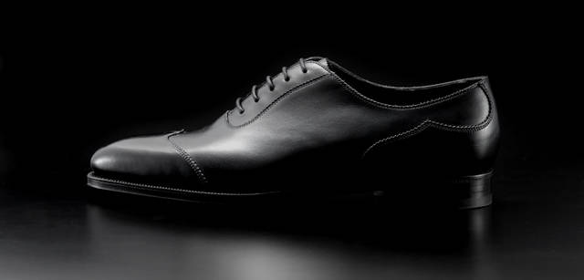 from left: Timothy Everest suit, ¥82,950. The Style Gate Savile Row By Spencer Hart suit, ¥168,000. Richard James suit, ¥97,650.