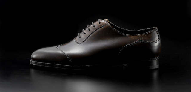 Aquascutum mods coat, ¥84,000 and black suit, ¥136,500.