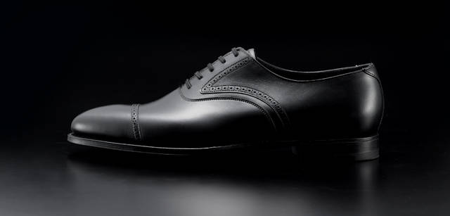 from left: Burberry suit, ¥178,500. Aquascutum suit, ¥136,500. Chester Barrie suit, ¥168,000.