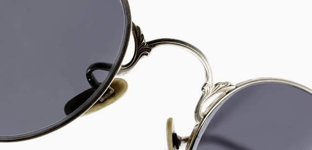 Hello Kitty-patterned ivory suitcases from Globe-trotter, Undercover and Hello Kitty. Original Undercover print black suitcases from Globe-trotter and Undercover. Both in 3 different sizes. 21 inches suitcase ¥210,000. 30 inches suitcase ¥246,750. 33 inches suitcase ¥262,500. Available only by order. Limited quantities.