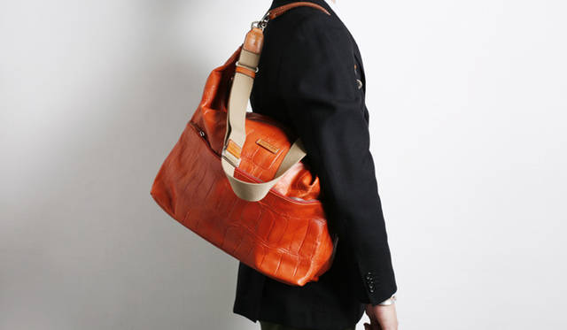 ハンドルを肩にかけた状態