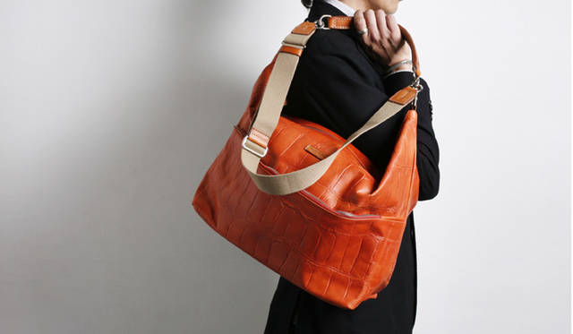 ハンドルを手に持って肩にかけた状態