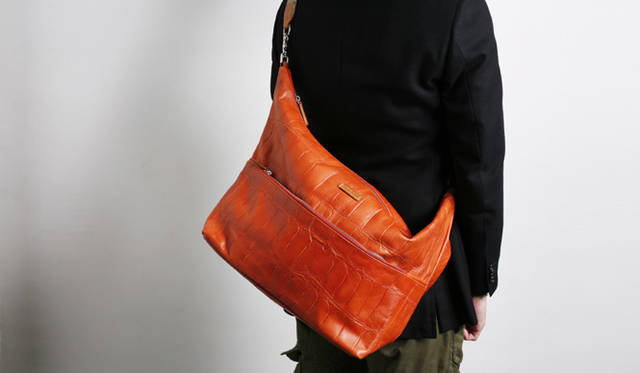 ストラップでななめがけした状態では、三日月型に湾曲して独特な雰囲気をアピール