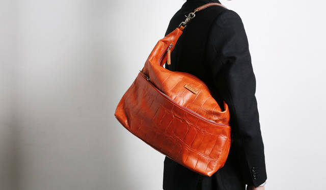 ストラップをはずして、ハンドルを肩にかけた状態