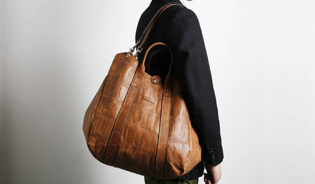 2本のショルダーストラップを肩にかけた状態