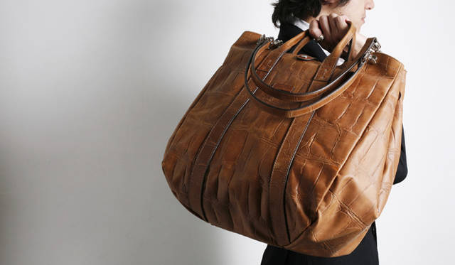 ハンドルを手に持って肩にかけた状態