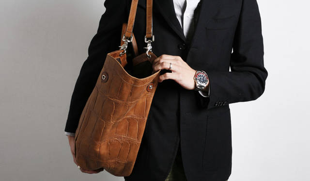 2本のショルダーストラップを肩にかけた状態では、ものの出し入れも楽々