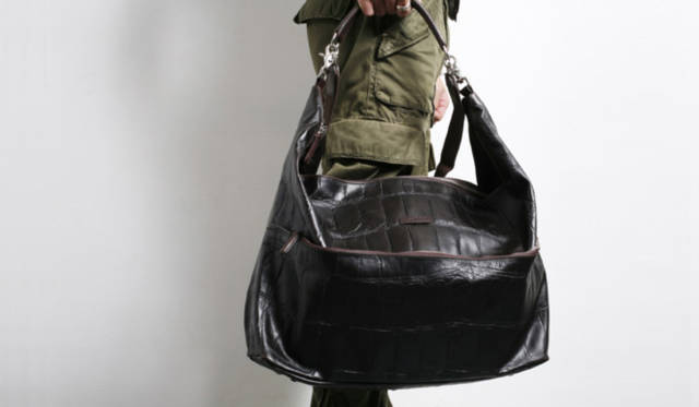 ハンドルを持って下におろした状態