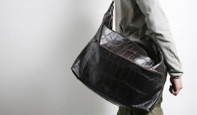 ストラップで肩にかけた状態