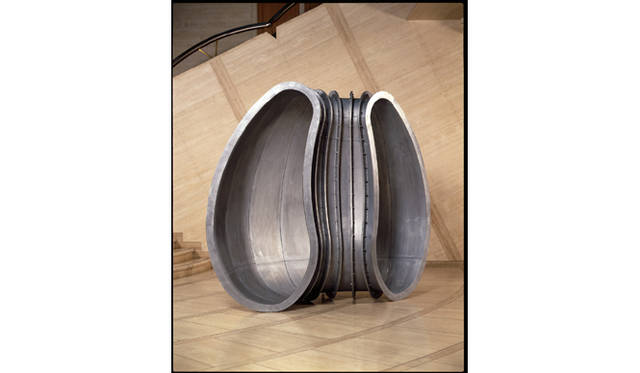 リチャード・ディーコン 《涙》 1989年 231 x 277 x 130cm 溶接されたアルミニウム、ボルト 世田谷美術館蔵 Courtesy: The artist and Lisson Gallery