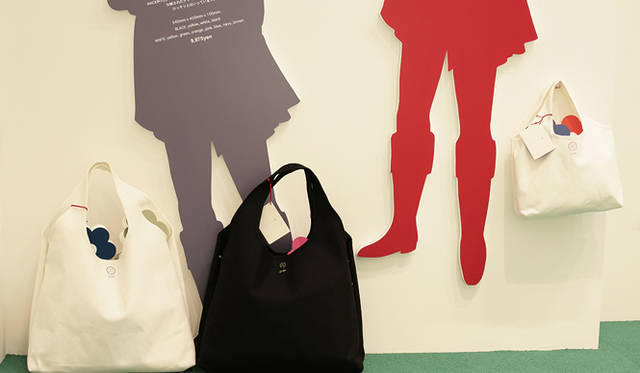 特別仕様のキャンバスバッグ「EDITOR’S BAG」（左）
