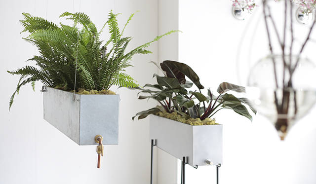 勾配をつけたプランター「slope」。先に付いたバルブやコルクで排水が可能。素材はブリキ、スチール、ステンレスがある