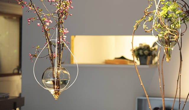 天井から吊り下げる花器「blow」シリーズ
