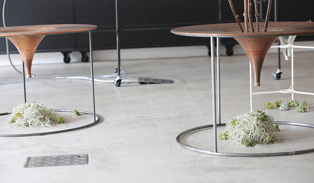 銅製で、下のコルク栓から排水できる花器