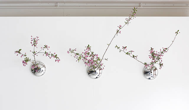 リムグリーンの新作の鏡面仕上げの花器。空間全部が写りこんで、景色を取り込めるのが新鮮