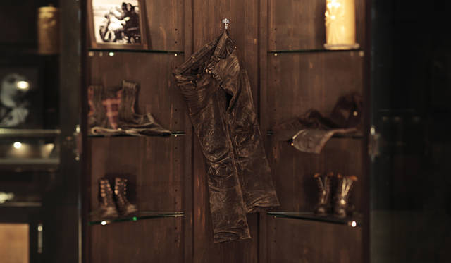 リチャード・スターク氏が20年間はき続けた革パンツが展示されている