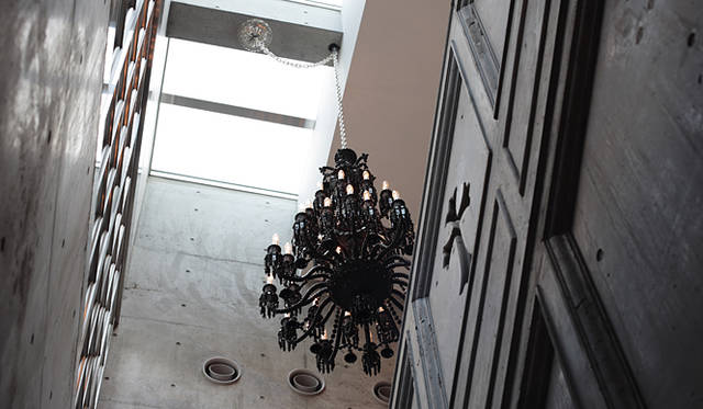 バカラのシャンデリアを地下から見る