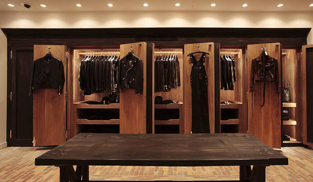 レザーアイテムのクローゼット