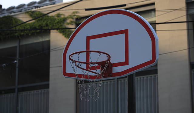 バスケットゴールはなんとシルバーチェーン