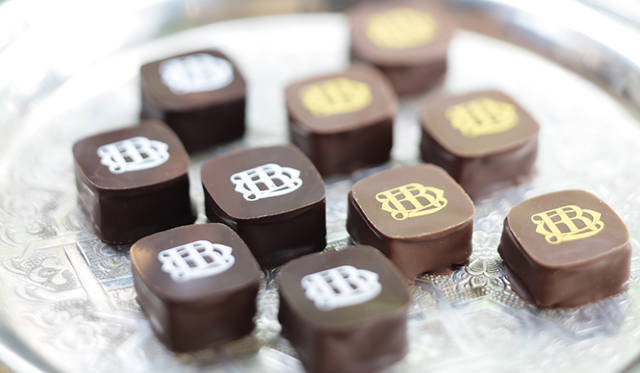 期間中、毎日夕方5時以降には「オリジナルショコラ」とシャンパンが振る舞われる