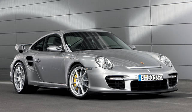 <br>911シリーズにおいて最強のエンジンを搭載するのが911 GT2だ。フロント、そして、ボディサイドの大型エアインテークが、標準モデルとの違いを強く印象づける。