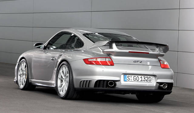 <br>他の911と異なり、固定式のリアウイングを備える911 GT2。エンジンルームには3.6リッター水平対向6気筒のツインターボが収められている。