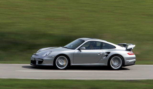 <br>911ターボがフルタイム4WDを採用するのに対し、911 GT2は軽量化のためにあえて後輪駆動を選択する。0-100km/h加速はわずか3.7秒、最高速329km/hの性能は歴代911中最速。