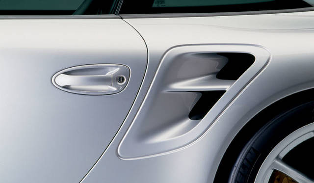 <br>911 GT2のターボエンジンには、“エクスパンションインテークマニホールド”と呼ばれる新しいコンセプトが採用されている。これは膨張させた状態の空気をエンジンに送り込むことで混合気の温度を下げ、燃焼効率を上げるという画期的なものだ。