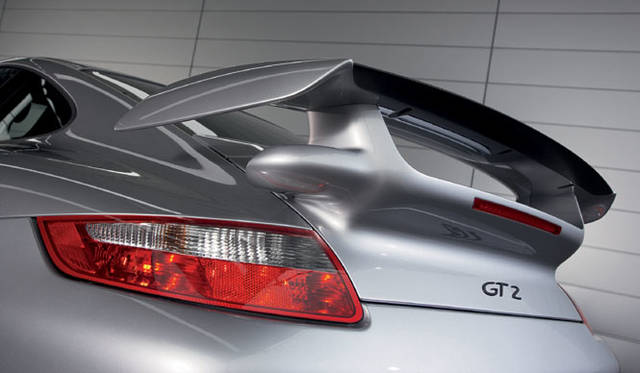 <br>911のGTモデルにふさわしい大型のリアウイング。高速走行時にはリアアクスルへの強大なダウンフォースをもたらす。