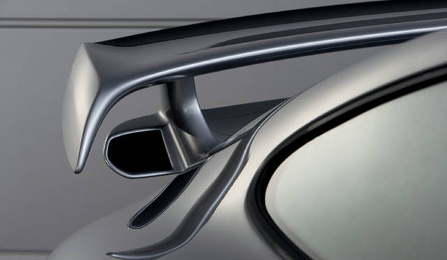 <br>リアウイングの両端にはエンジンルームに外気を導入するエアインテークが設けられる。