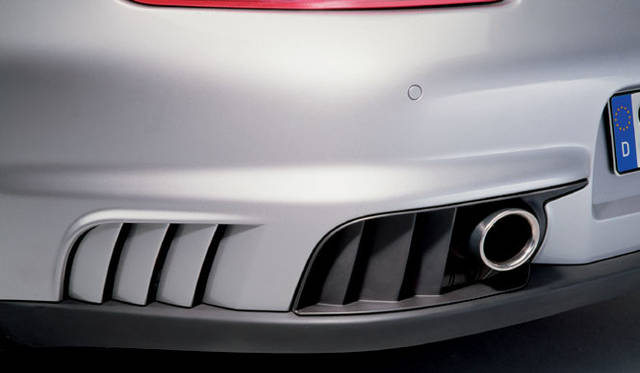 <br>911 GT2にはポルシェの市販車としては初めて、チタン製のサイレンサーとテールパイプを装着。これにより約5割の軽量化を果たした。