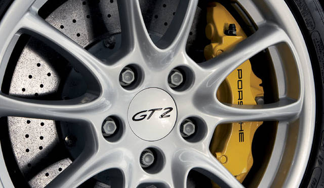 <br>高い制動力を実現するPCCB（ポルシェ セラミック コンポジット ブレーキ）は標準装着。バネ下重量の軽減にも貢献している。