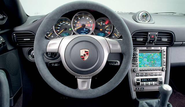 <br>3スポークのスポーツステアリングはリムの部分にアルカンターラが施されるデザイン。トランスミッションは6段マニュアルのみ。