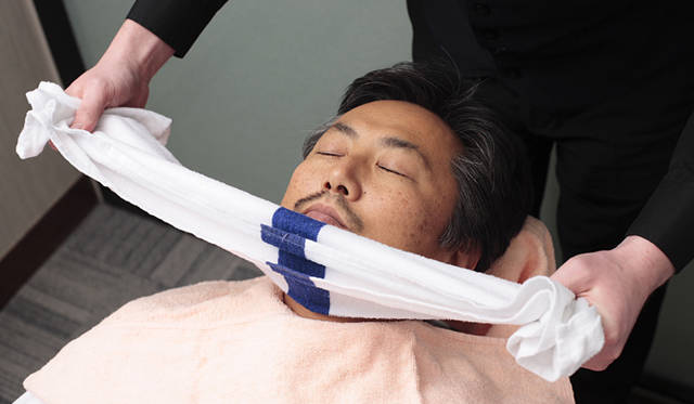  まず蒸しタオルで肌をあたため、皮膚とひげに水分を十分に与えます。事前に洗顔することをお忘れなく