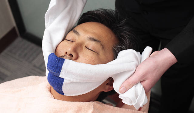  蒸しタオルは2、3分程度かけてじっくりとあたため、ひげに水分を与えることがポイント。面倒な場合は入浴やシャワーの直後に行なうとこれに近い状態になります