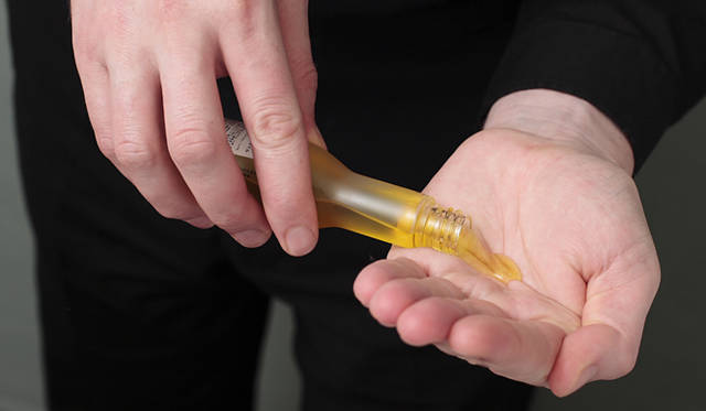  敏感肌や髭の濃い方にはひげ剃りの前にプレシェーブオイルをおすすめします。これによってひげが一段とやわらかくなり、肌の上をすべるカミソリの摩擦を下げることができます