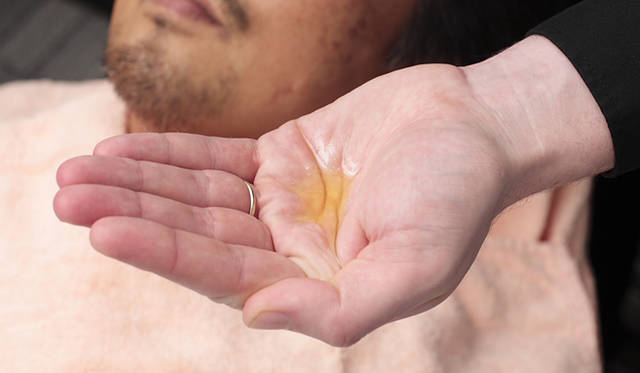  コイン大にプレシェーブオイルを手に取り、手のひらでなじませることでオイルが温まり、伸びがよくなります