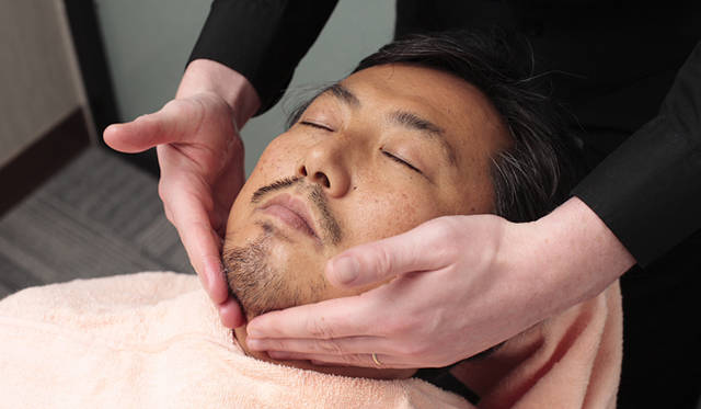  ひげを剃るエリアにプレシェーブオイルを塗ります。剃るエリアの皮膚をマッサージする要領でじっくりと塗ることがポイント