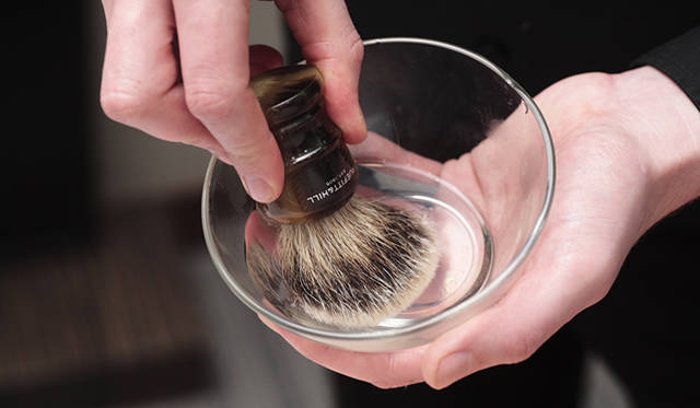  この間にシェービングブラシをお湯に2、3分程度ひたして、あらかじめ毛に水分を吸わせてやわらかくしておきます