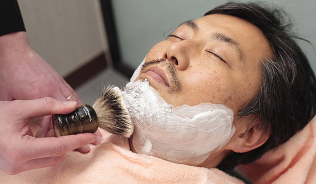  弧を描くようにブラッシングします。肌をマッサージするように1分は続けることがポイント。これにより毛穴の奥の汚れをかき出し、ひげを起こす効果があります。泡立ちが悪い原因は水分が多すぎるか、少なすぎることが考えられます