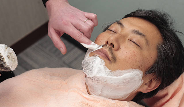  鼻の下に泡立てたシェービングクリームを塗ります。もちろんブラシで直接泡立てもかまいません。最初のうちは指先でひげの生える方向を確認しましょう