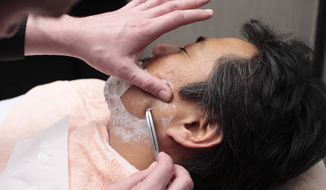  ひげの生える方向にしたがって剃ります（順剃り）。ご家庭ではＴ字の安全カミソリをお使いください。Ｔ字カミソリでは目詰まりを防ぐため、刃の部分を適宜お湯ですすいでください