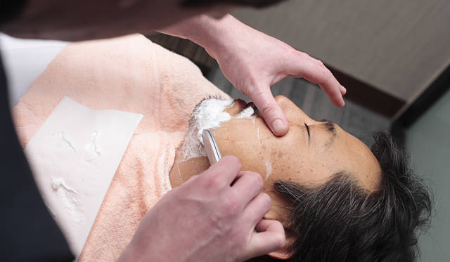  写真のように左手の親指や人差し指で剃るエリアの皮膚を伸しながら剃ると、より確実に剃ることができます。2度剃る場合はシェービングクリームをつけ足しましょう