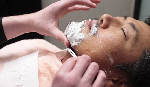  剃り残しがあるようなら、次にひげの生える方向と逆に剃ります（逆剃り）。過度な深剃りはカミソリ負けの原因になるため、最初は力を抜いて慎重に