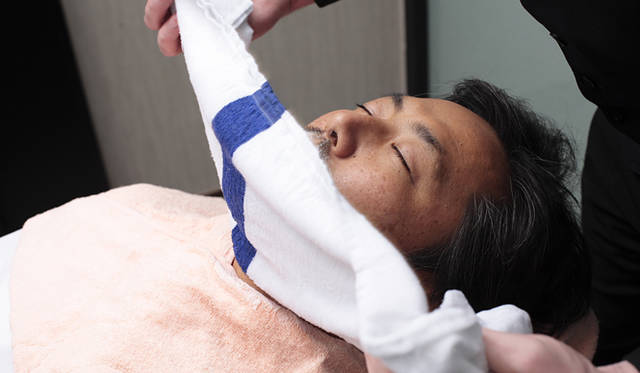  シェービングが終わったら、蒸しタオルでシェービングクリームを丁寧にふき取ります。ご家庭ではこの代りにぬるま湯で洗顔してもOK