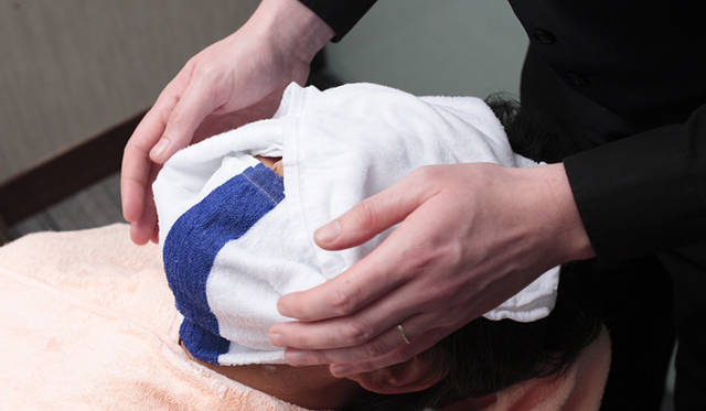  蒸しタオルで顔をあたためれば毛穴が開くため、さらに汚れをきれいにふき取ることができます。最後に冷水で洗顔すると、肌と毛穴が引き締まります