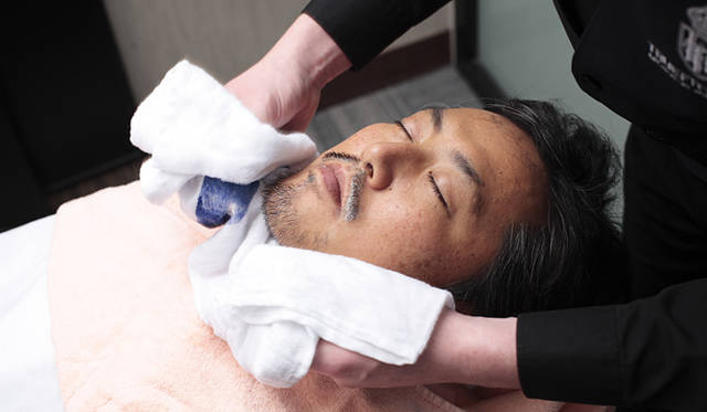  タオルで水分を十分にふき取ります。皮膚をゴシゴシこすらず、優しくたたくようにしてふき取ってください