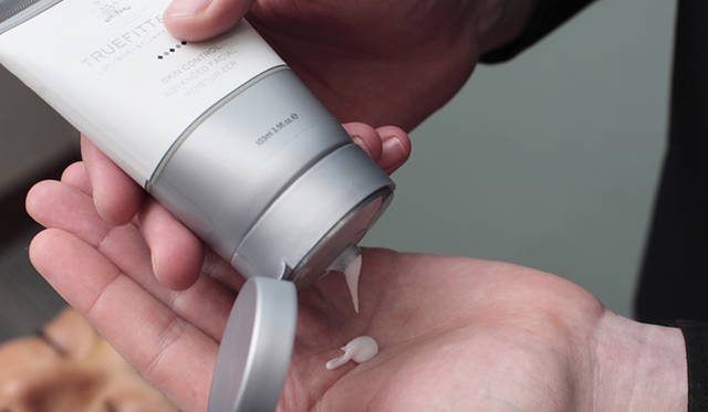  肌のタイプにあわせて、最後にアフターシェーブローションか、アフターシェーブバーム、もしくはフェイシャルモイスチャライザーを塗ります